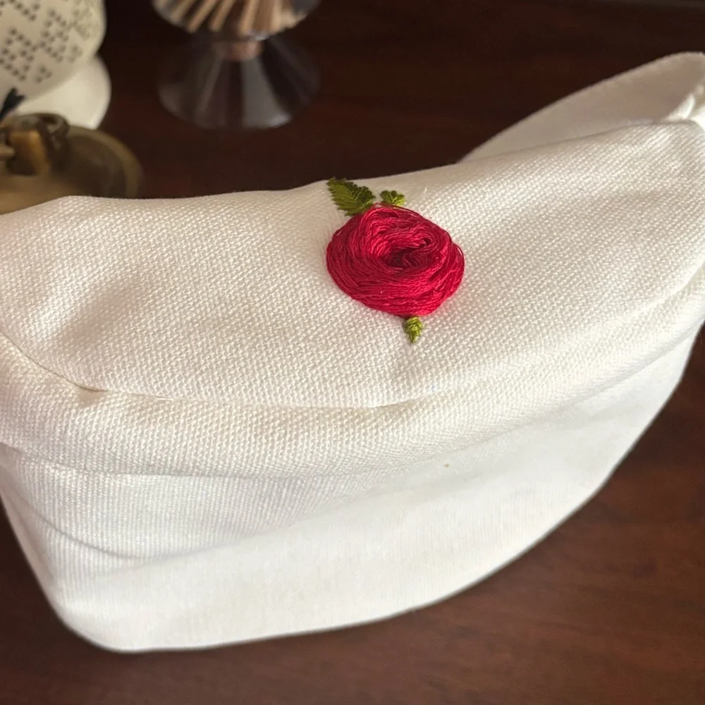 White Canvas Crossbody Belt Bag with Red Rose Hand Embroidery - Picture 3 of 3